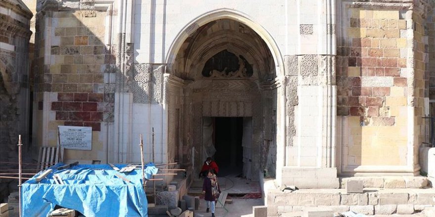 Sungurbey Camisi'nin restorasyonu sürüyor
