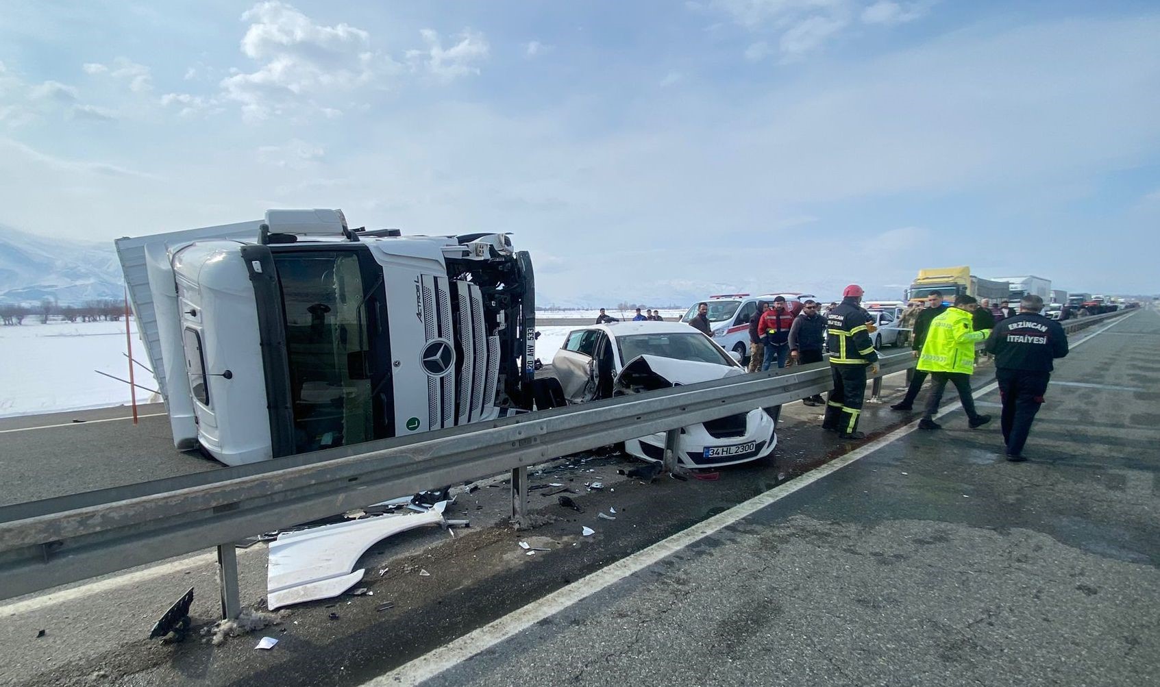 Erzincan’da tır ile otomobil çarpıştı: 3 yaralı