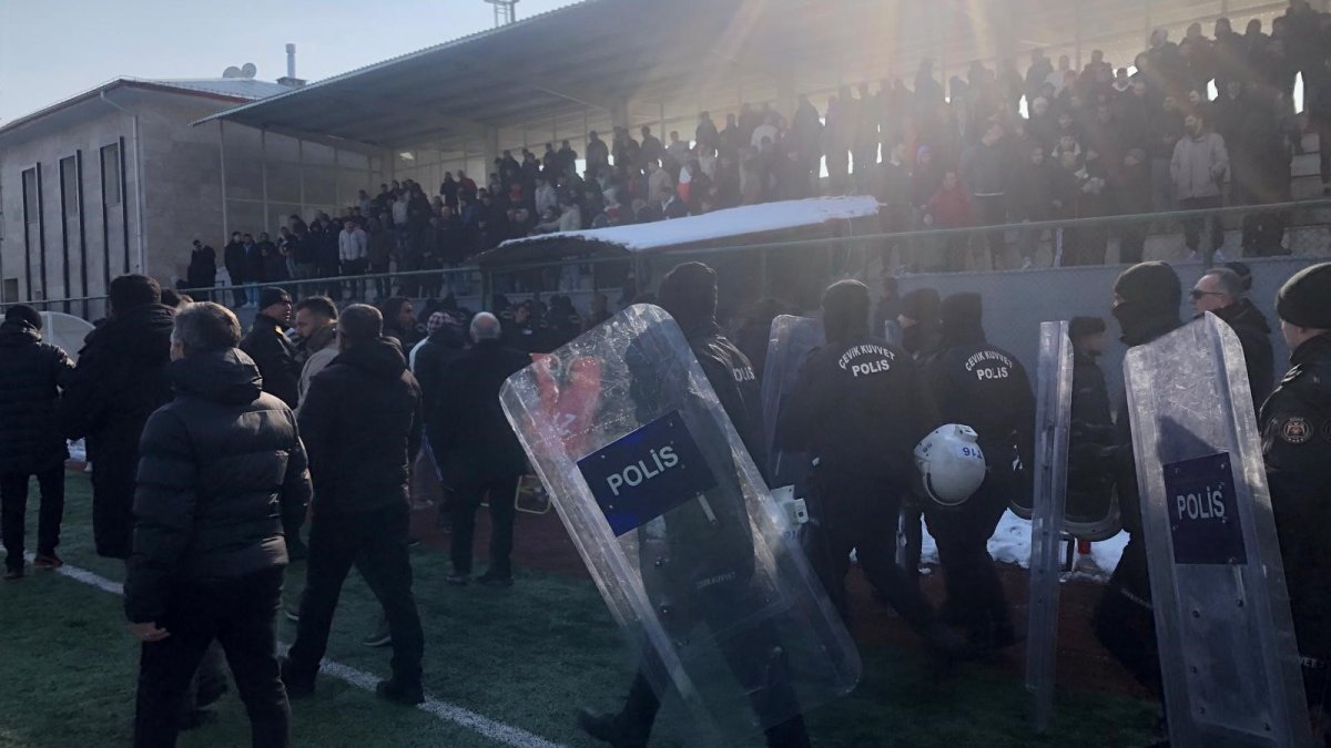 Sivas’ta amatör maçta bitiş düdüğü ile birlikte saha karıştı