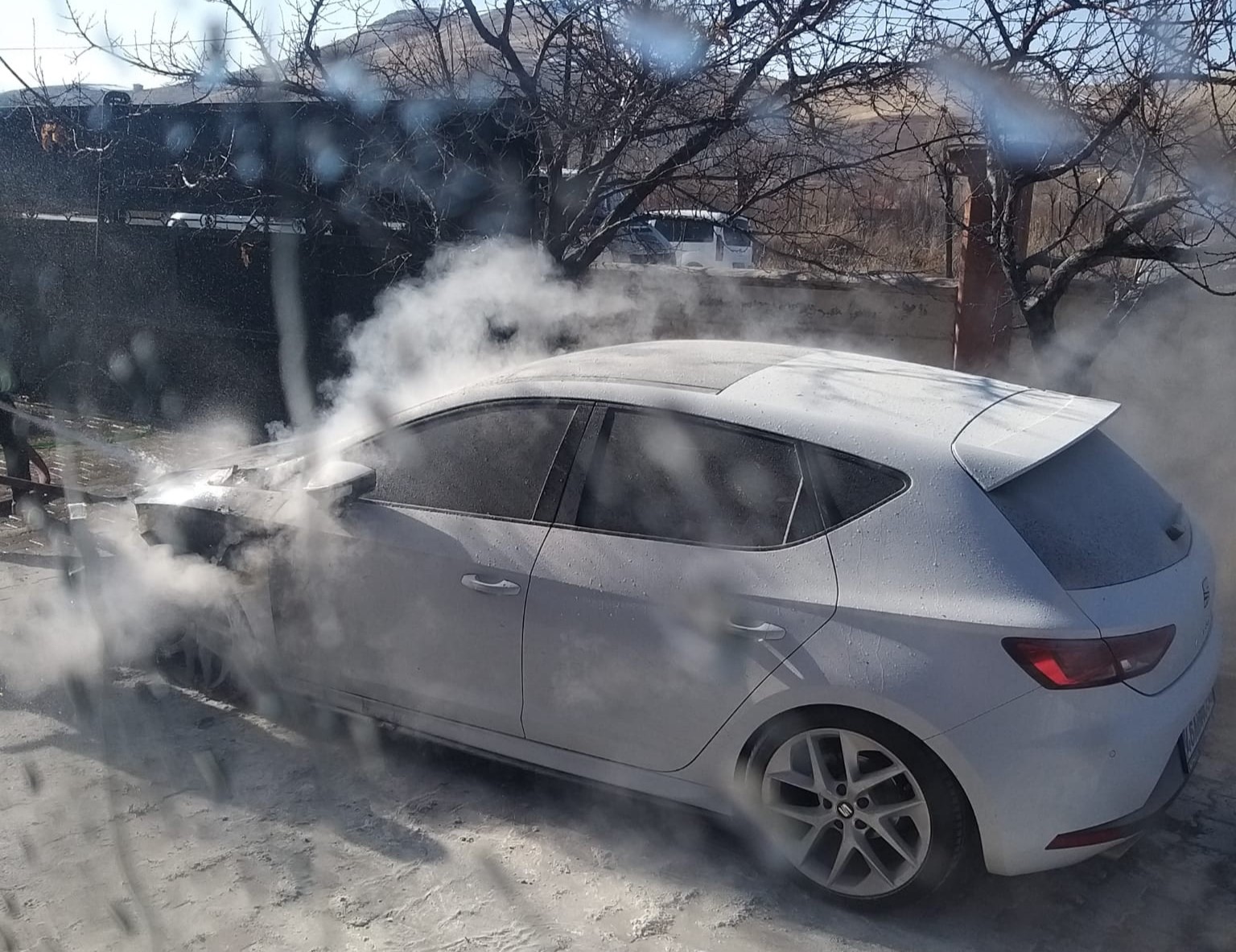 Van'da park halindeki otomobil yandı