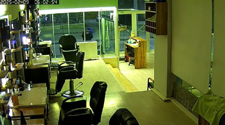 Isparta’da kuaför salonuna saldırı! Camlarını taşla kırdılar