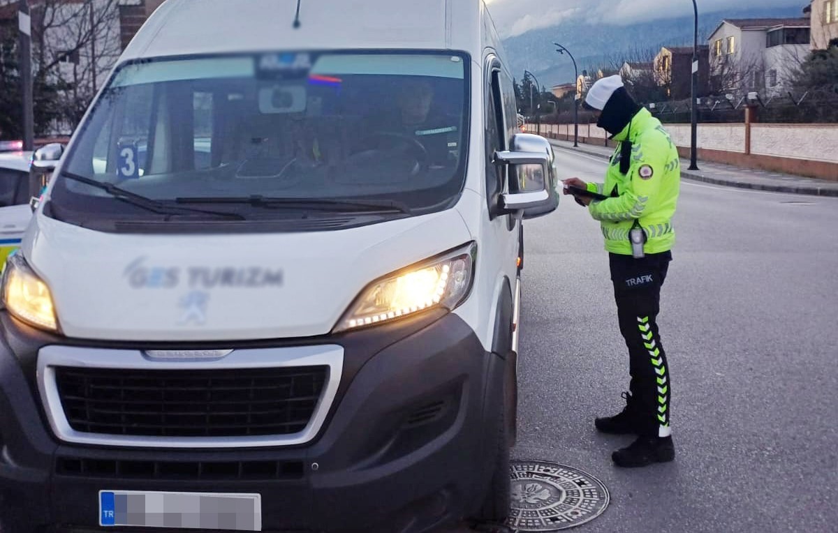 Manisa’da okul servislerine denetim: 14 sürücüye 39 bin lira ceza kesildi