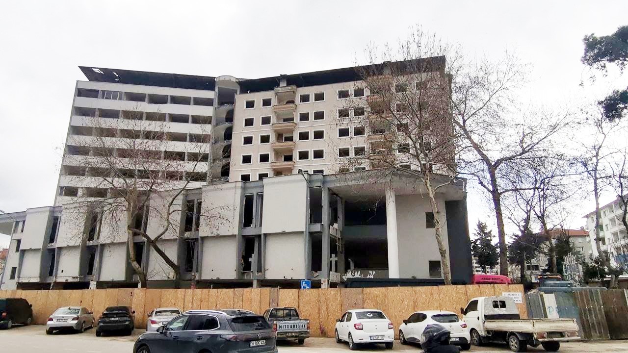 Mudanya'da 100 dükkanın yer aldığı iş merkezinin yıkımına başlandı