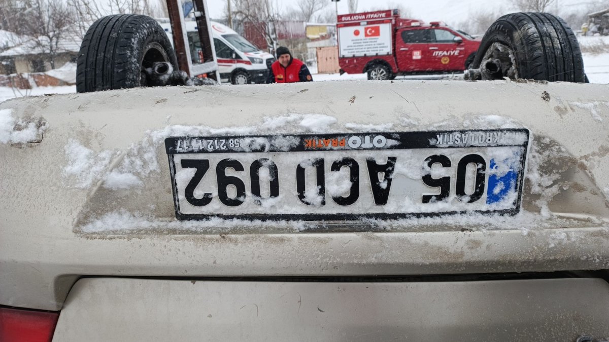 Amasya'da hastaneye gidiyorlardı! Karlı yolda feci kaza: 3 yaralı