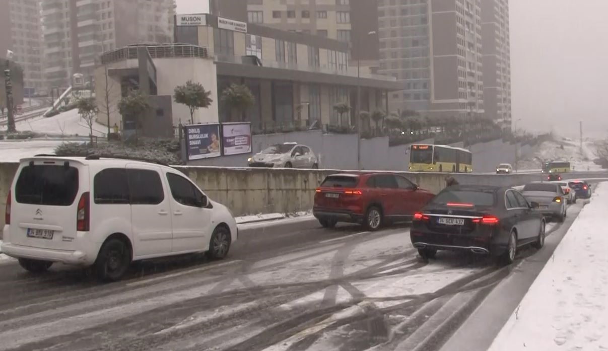 İstanbul beyaza büründü! Başakşehir’de araçlar yollarda kaldı