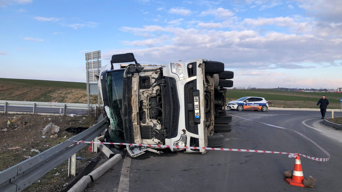 Tekirdağ’da virajı alamayan tır yan yattı! 1 kişi yaralı