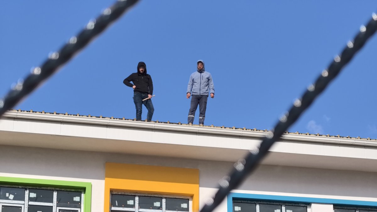 Bursa'da inşaat sonrası paralarını alamayan işçiler anaokulunun çatısına çıktı