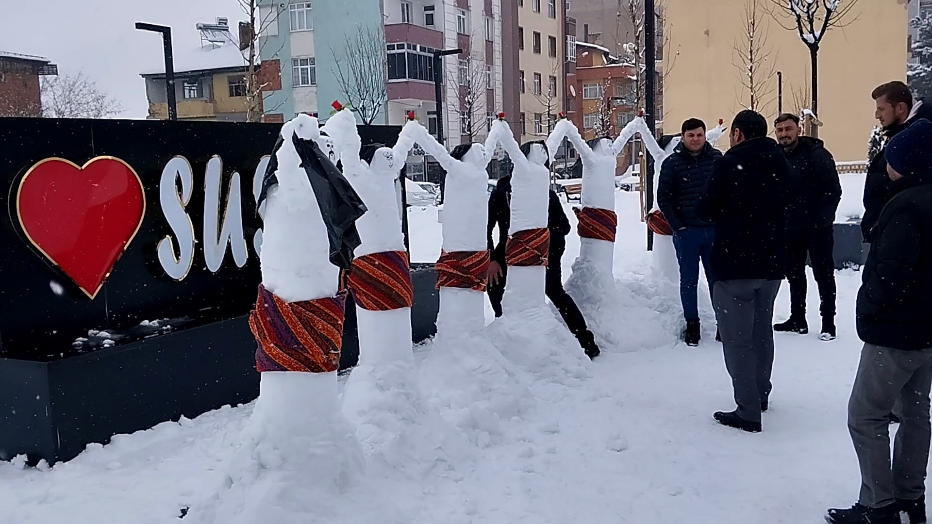 Sivas’ta güldüren görüntü! Kardan halay yaptılar