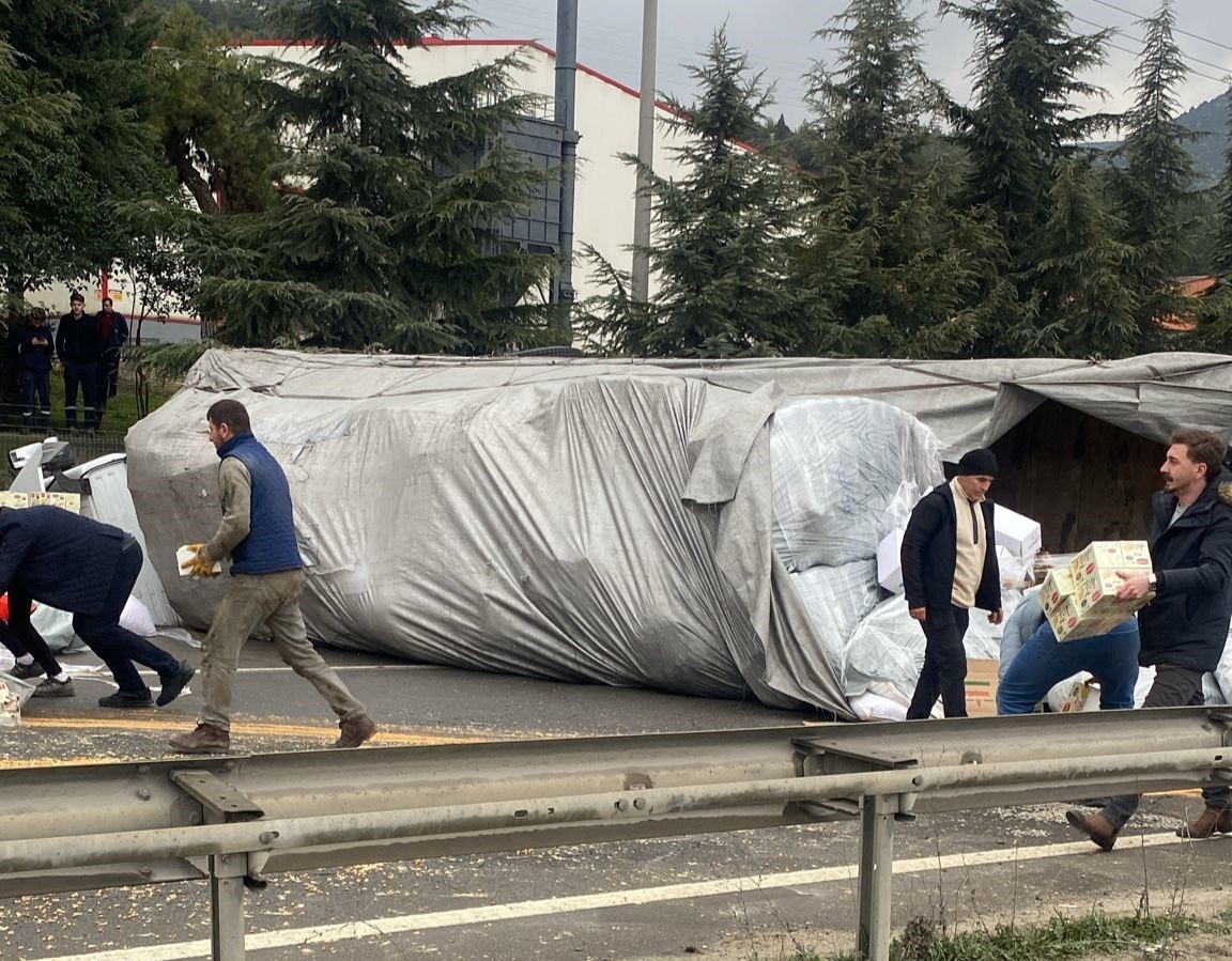 Bilecik’te kuruyemiş yüklü tır devrildi