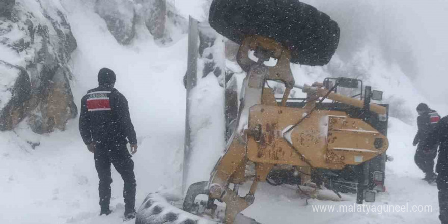 Kar temizliği yapan iş makinası devrildi, sürücüsü yaralandı