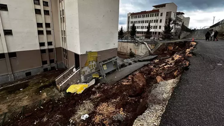 Şanlıurfa’da bir okulun istinat duvarı çöktü! Eğitime ara verildi