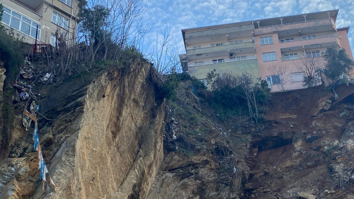 Üsküdar'da toprak kayması! 2 bina tahliye edildi