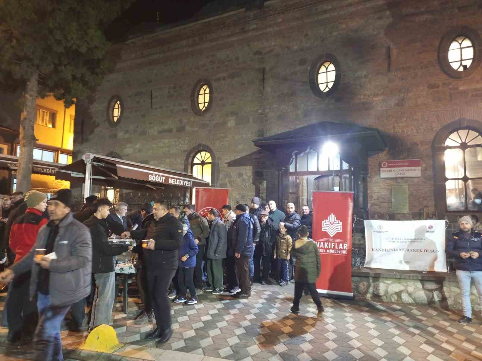 İstanbul'un camilerinde vatandaşlara salep ve kandil simidi ikramı