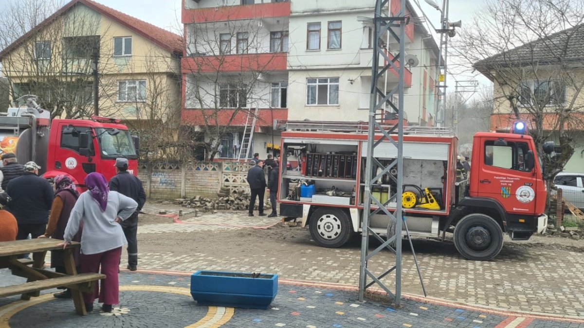 Zonguldak'ta yangın! 4 katlı bina alevlere teslim oldu