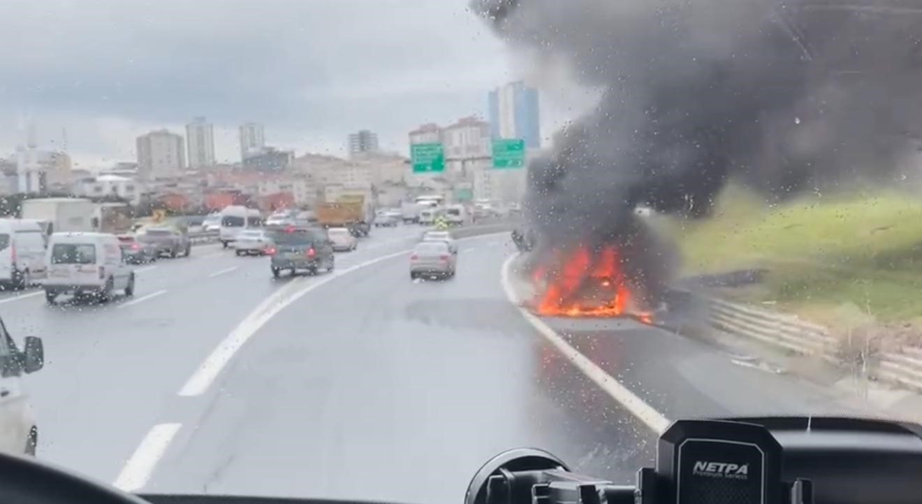 TEM Otoyolu'nda seyir halindeki cip yandı
