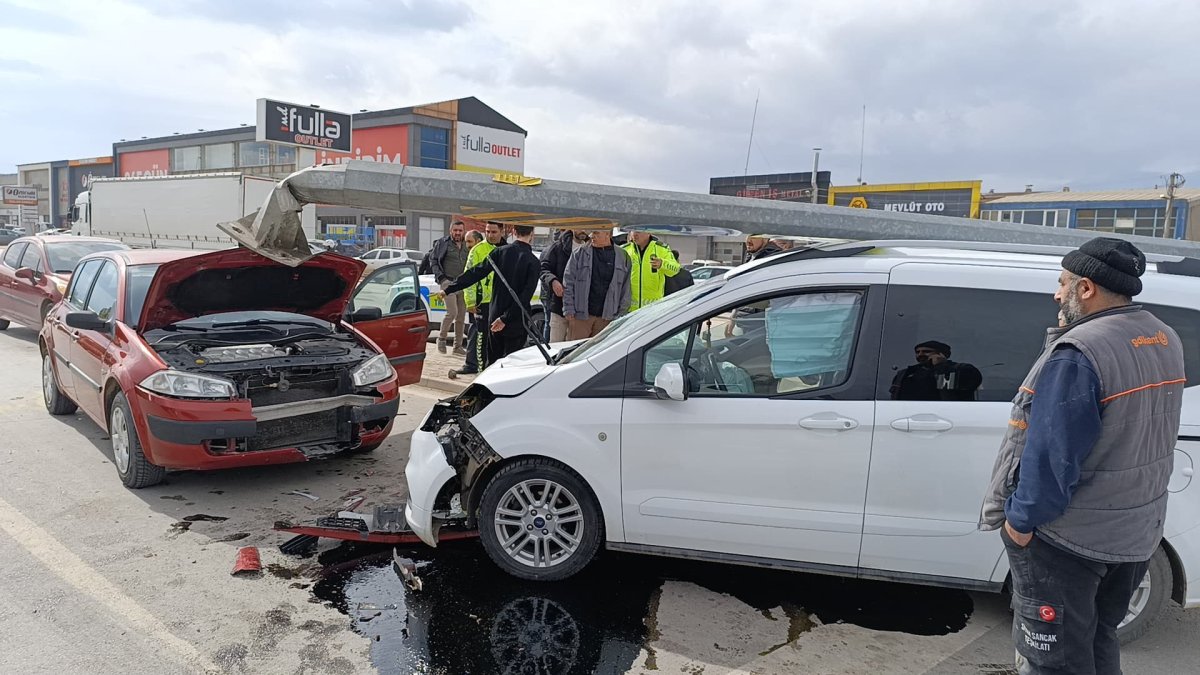 Bursa'da hafif ticari araç kırmızı ışıkta bekleyen otomobile çarptı