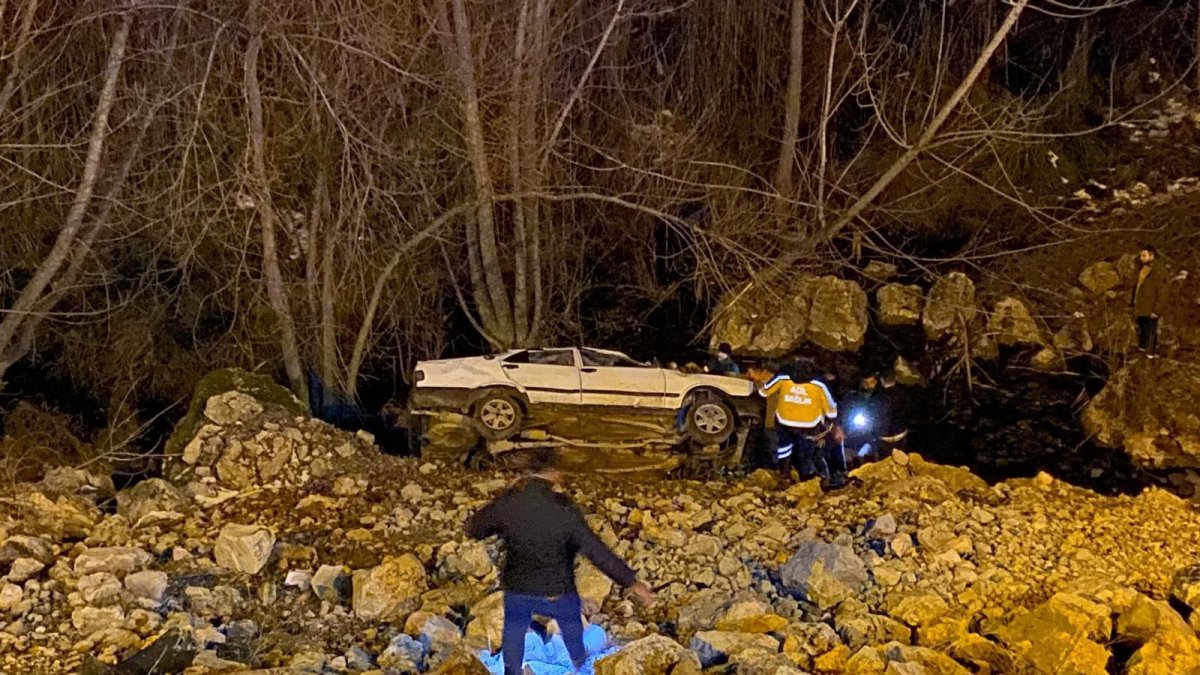 Otomobil uçuruma yuvarlandı: 3 yaralı