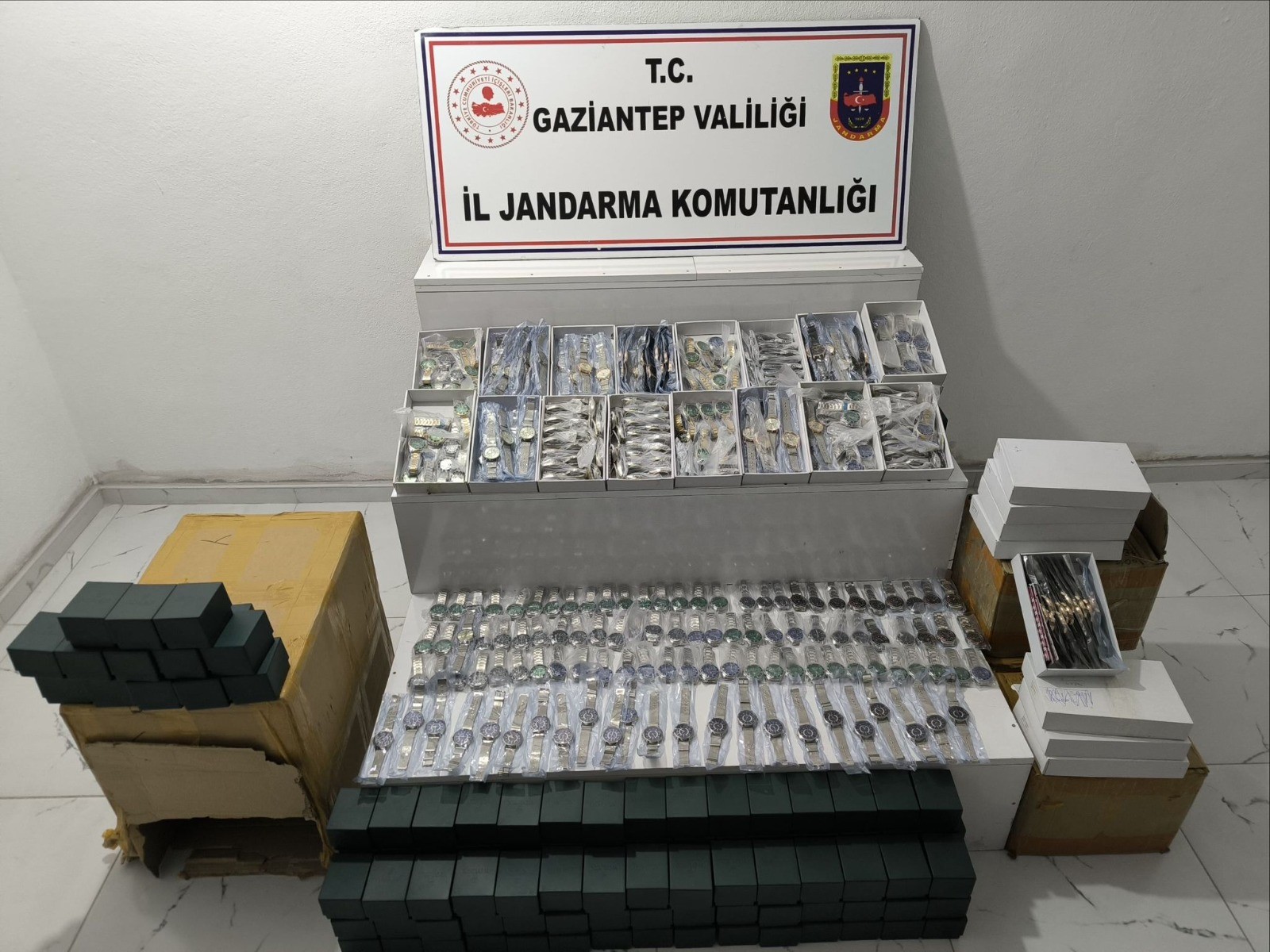 Gaziantep'te kaçakçılık operasyonu: 2,3 milyon TL değerinde taklit saat ele geçirildi