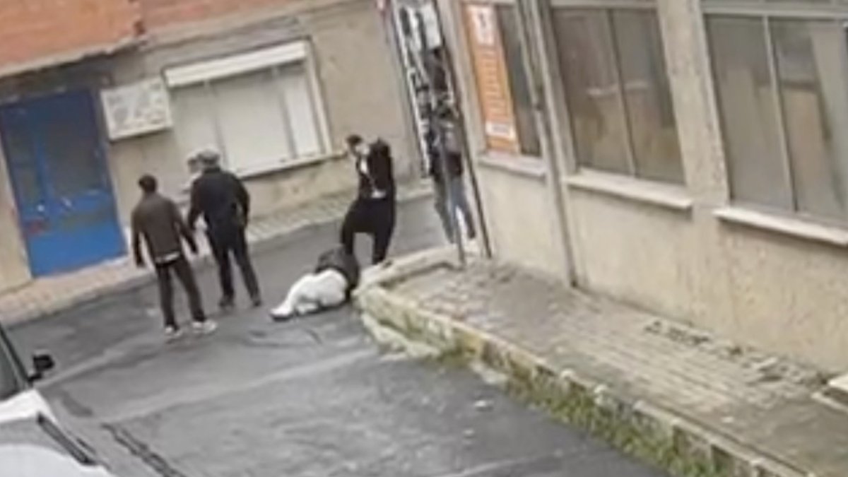 İstanbul'da sokak ortasında kavga! Tartıştıkları genci acımasızca dövdüler
