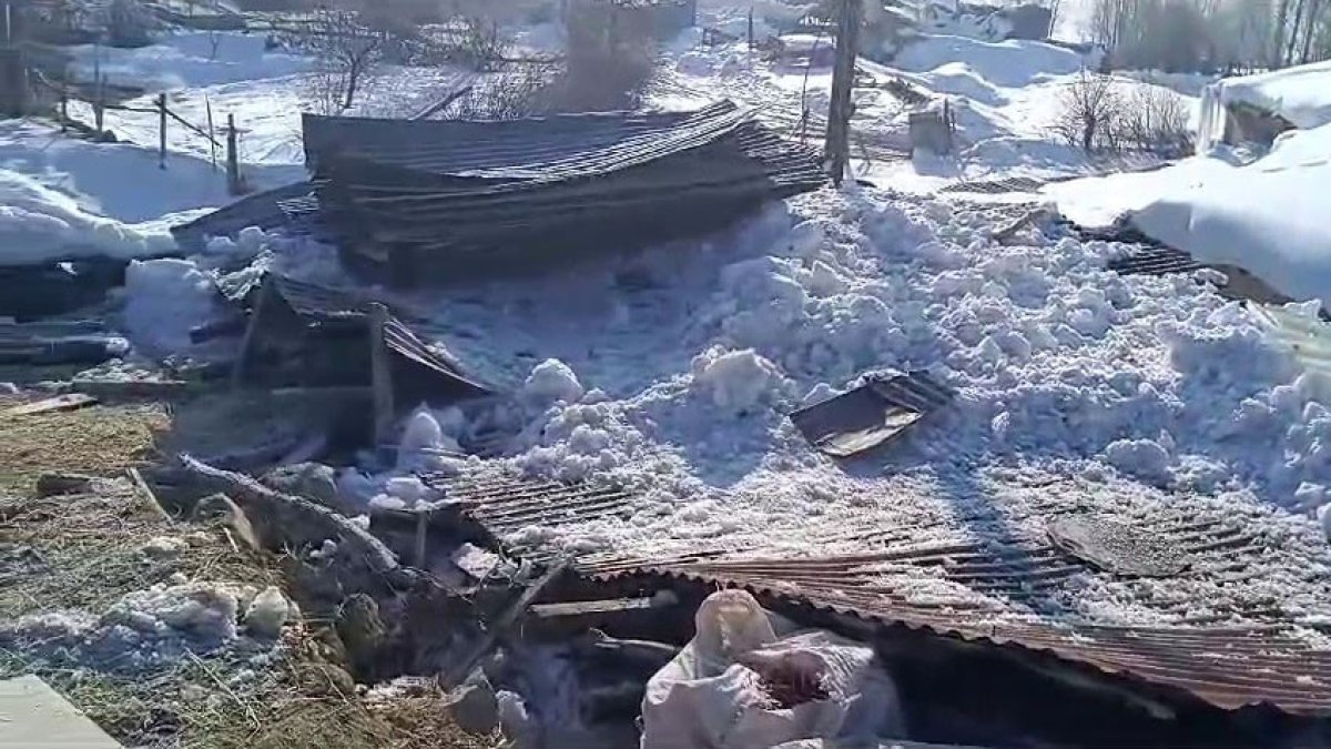 Erzurum'da yoğun kar yağışı! Bazı evlerin çatıları çöktü