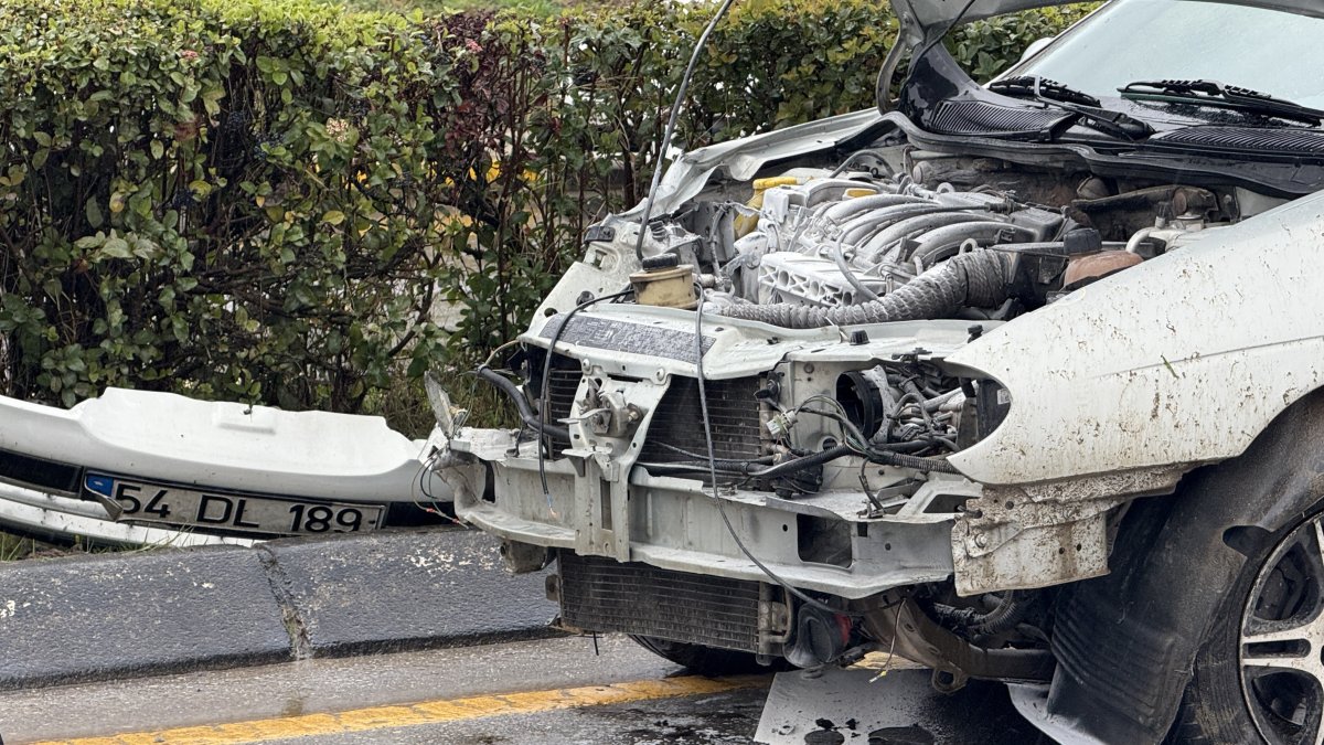 Sakarya'da otomobil refüje çarptı! Aracın motor kısmı alev aldı