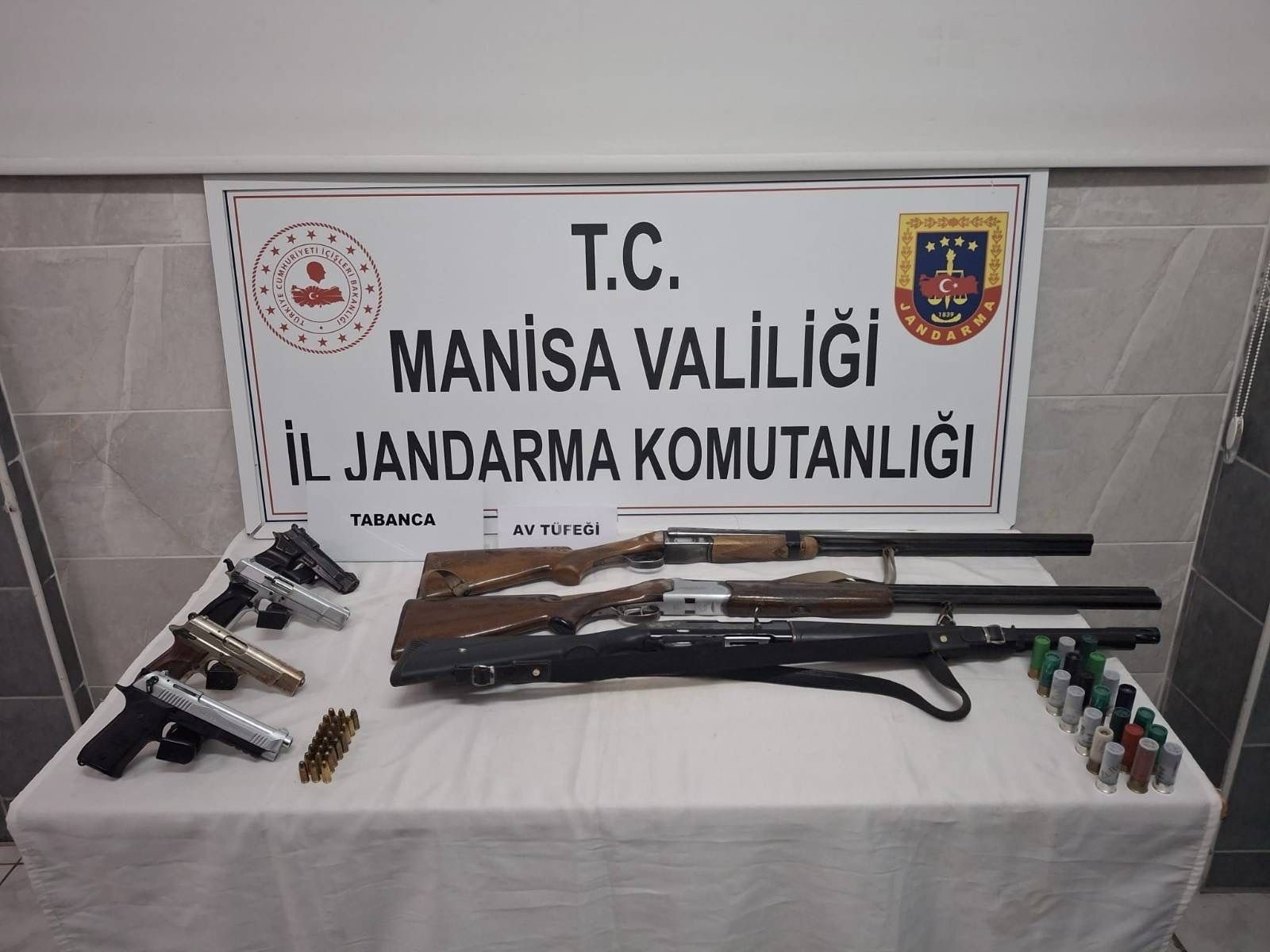 Turgutlu'da silah tacirlerine operasyon