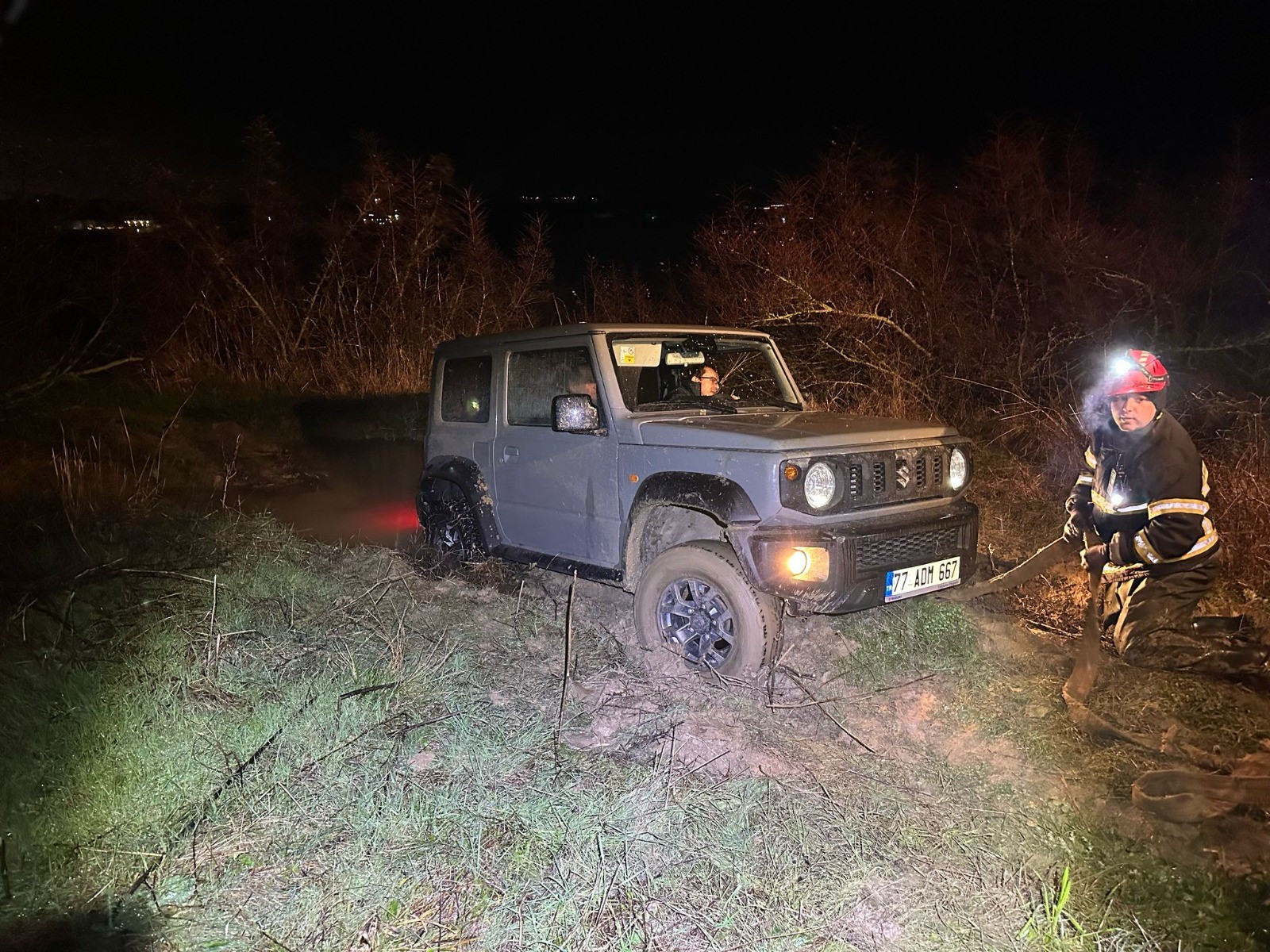 Araba çamura saplandı: Mahsur kalan 2 kişi kurtarıldı