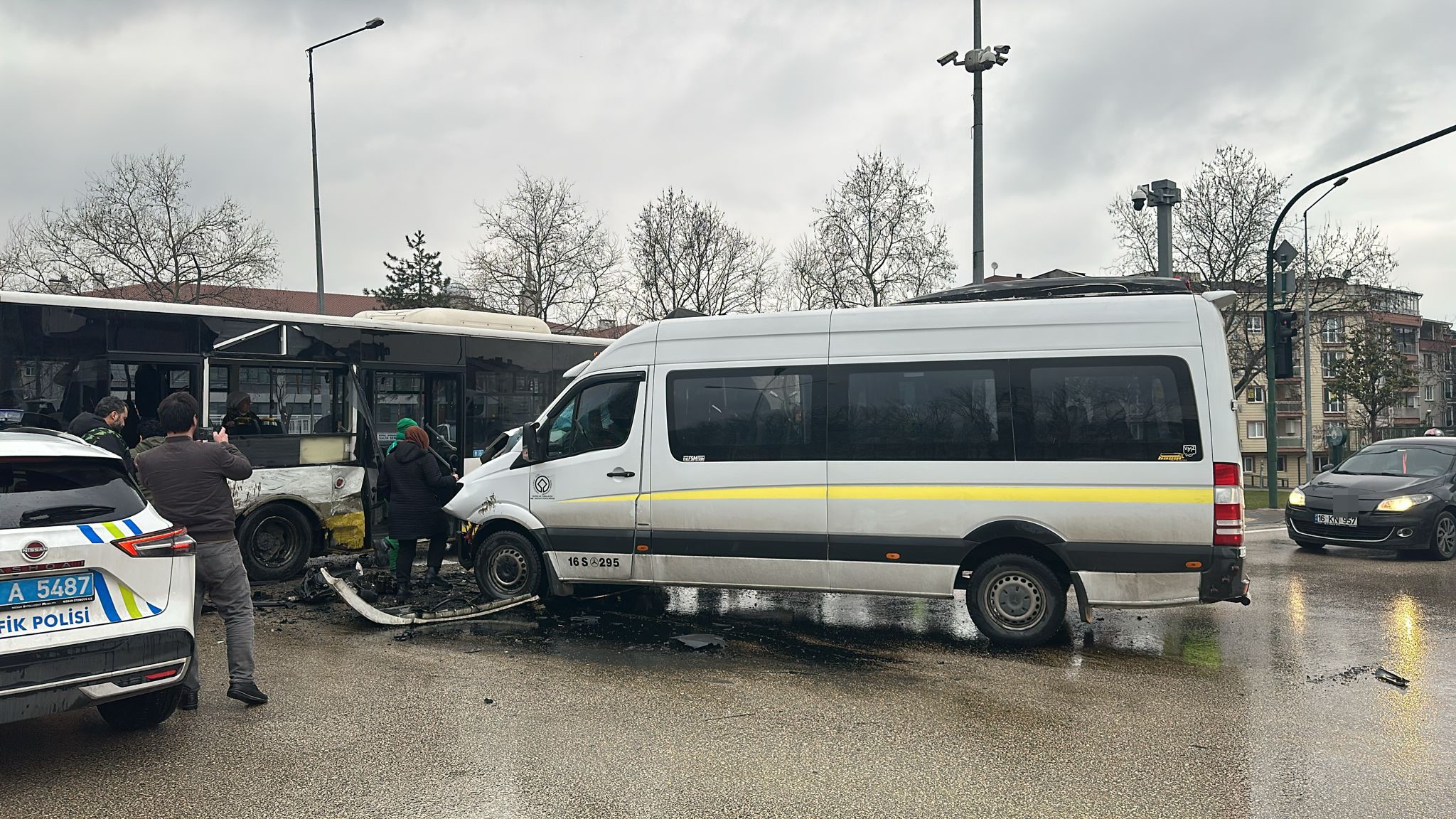 Bursa’da minibüs özel halk otobüsüne çarptı