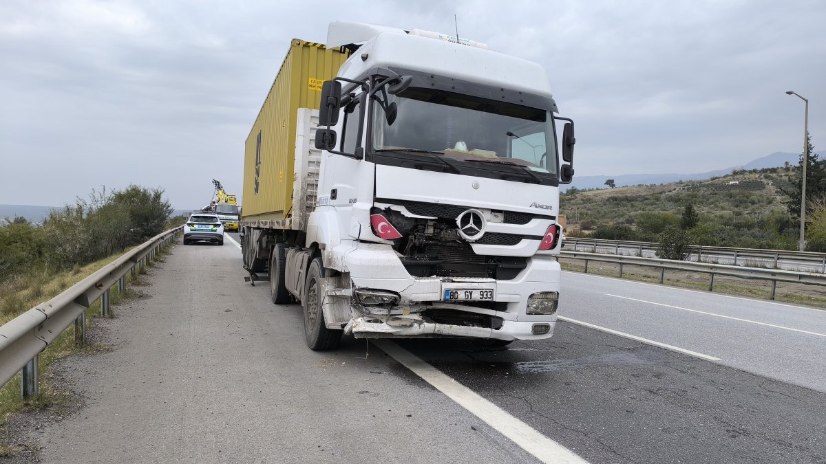 Tırla otomobil çarpıştı: 2 ölü 1 yaralı