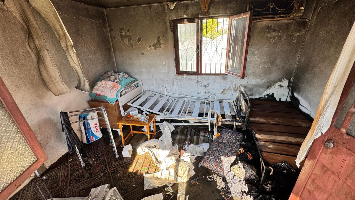 Antalya'da ev yangını! 2 kişi dumandan etkilendi