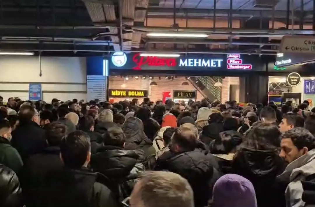 İstanbul’da metrolarda insan seli! Vatandaşlar eve dönüşte zorlandı