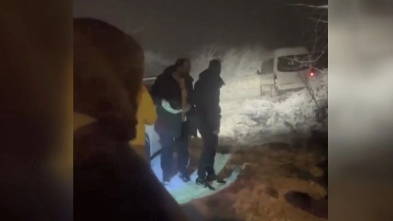 Yalova'da otomobiller kafa kafaya çarpıştı