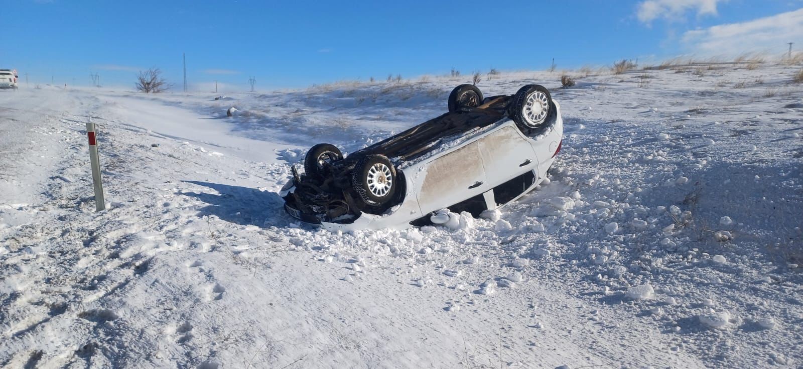 Sivas’ta kaza! Ters dönen otomobilde 1’i bebek 3 kişi yaralandı