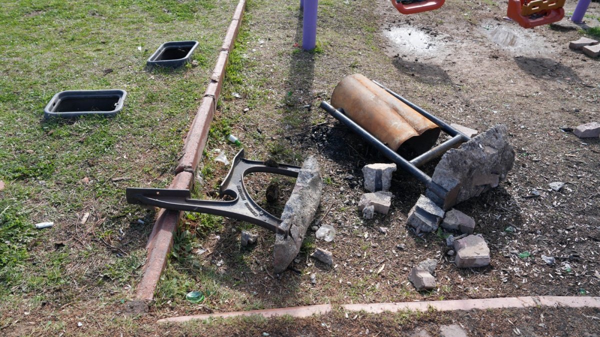 Çukurova’da çocuk parkına saldırı! Oyun alanlarını yakıp yıktı