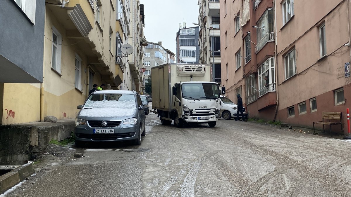 Ordu'da kar yağışı kaza getirdi! Kamyon 3 araca çarparak durabildi