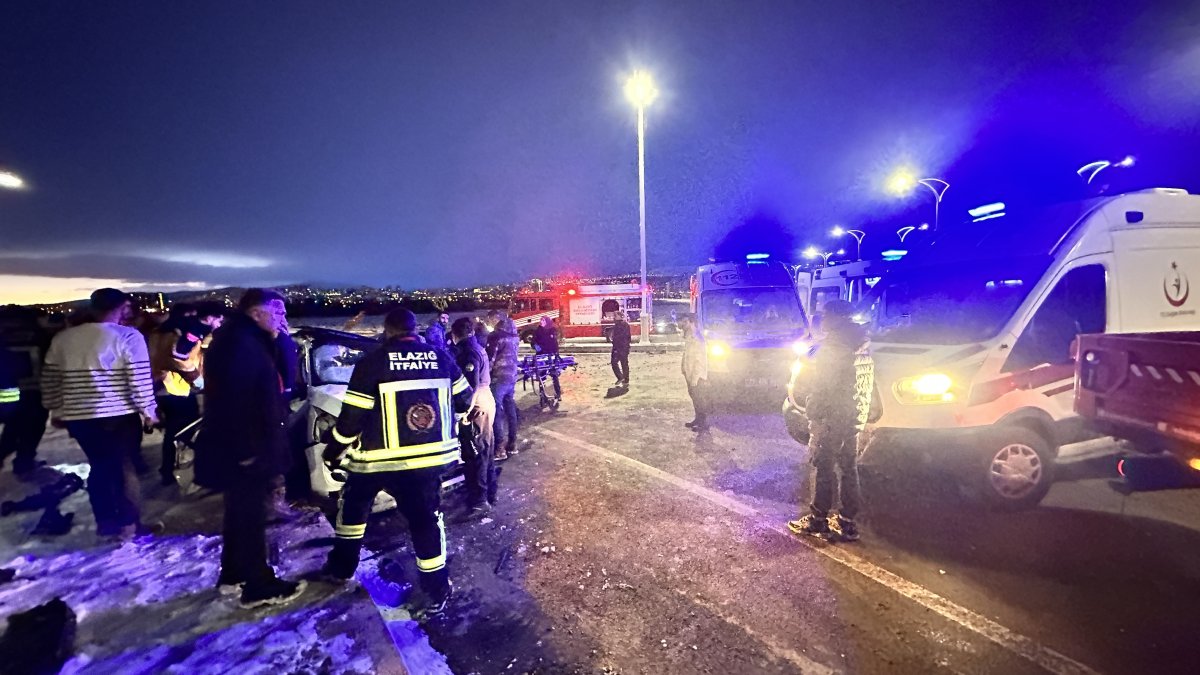 Elazığ’da iki otomobil çarpıştı: 2’si ağır 3 yaralı