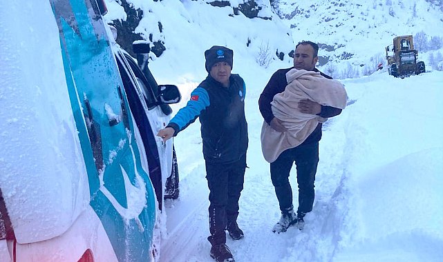 Ekipler karlı yolları aşarak 2'si bebek 3 kişiyi hastaneye ulaştırdı