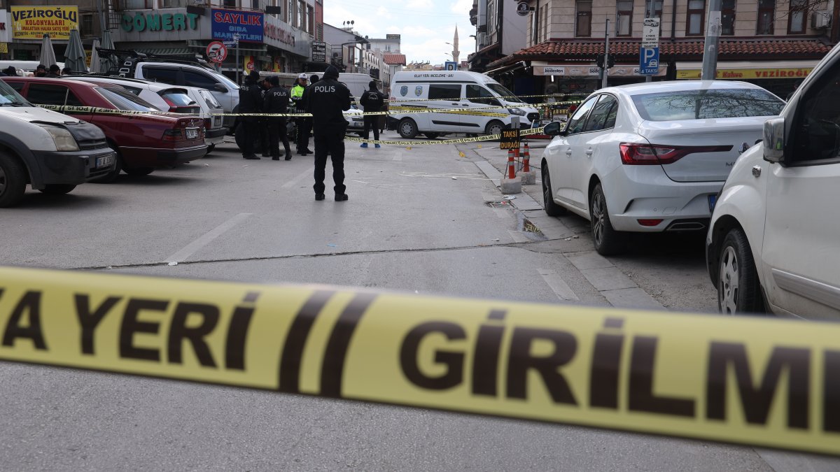 Konya'da sokak ortasında husumetlisini vurdu! Hayati tehlikesi sürüyor