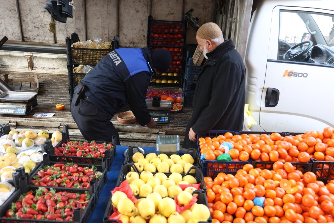 Kartepe'de zabıta ekiplerinden tartı denetimi