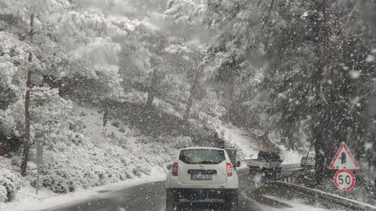 Mersin-Antalya arasında lapa lapa kar yağdı