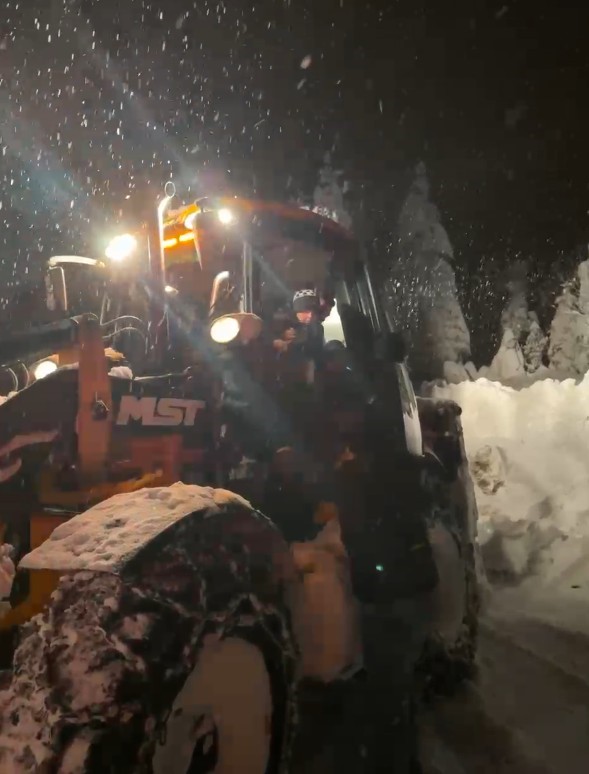 Yolu kapanan köyde hastalanan çocuk için seferber oldular