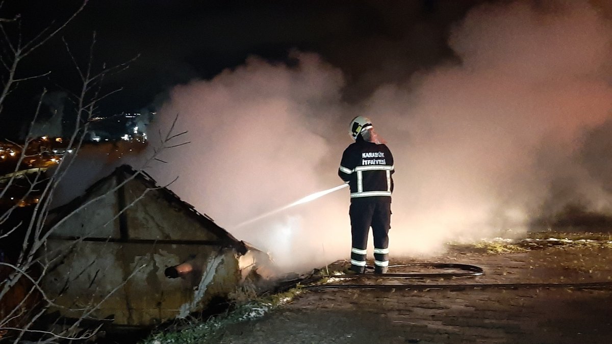 Karabük'te yangın! 2 katlı ev alevlere teslim oldu