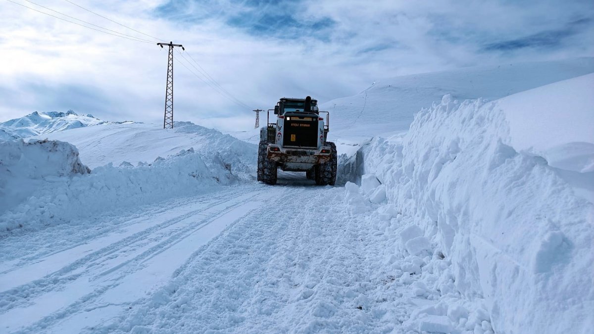 Hakkari'de çığ alarmı! 2 yerleşim yerinde yol çalışmaları durdu