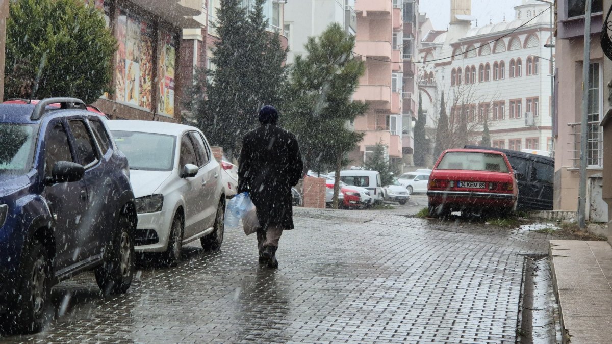 Tekirdağ'da kar yağışı başladı! Vatandaşlar hazırlıksız yakalandı