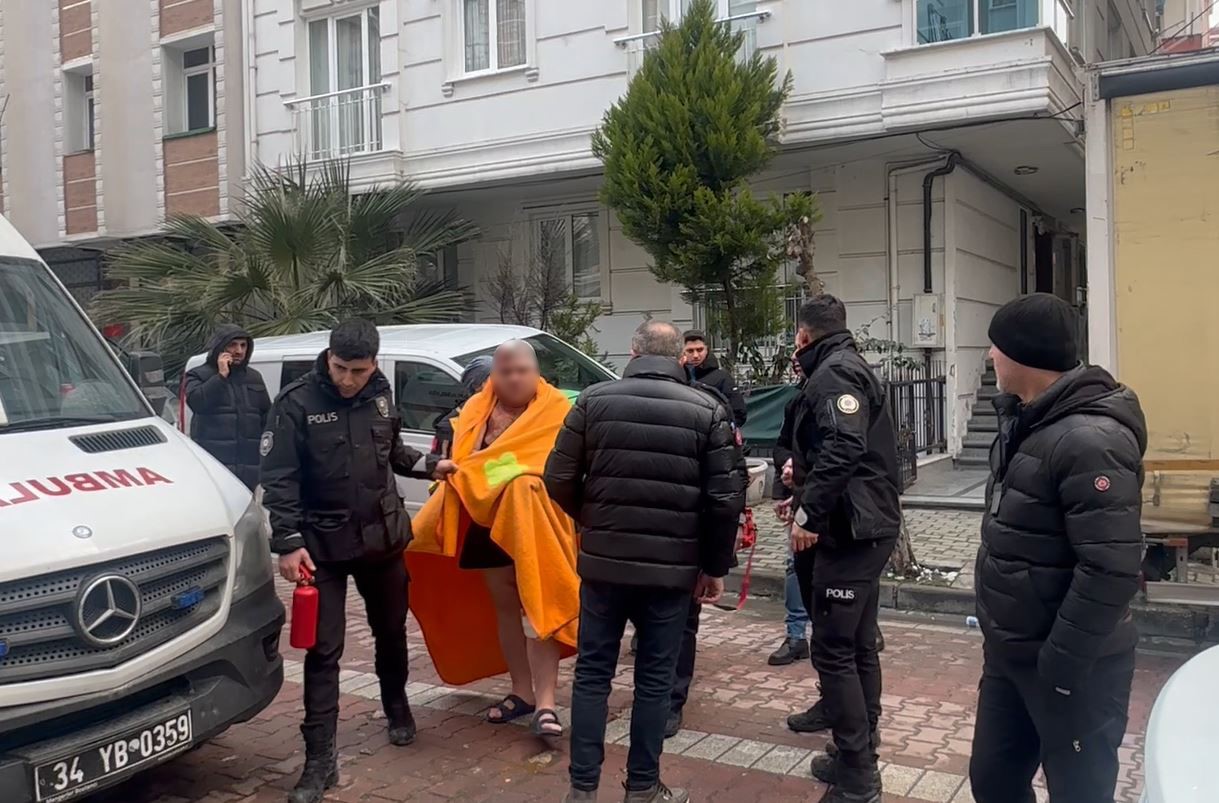 Avcılar’da ilginç olay! Evinde kendine zarar veren adama özel harekat polisi müdahale etti