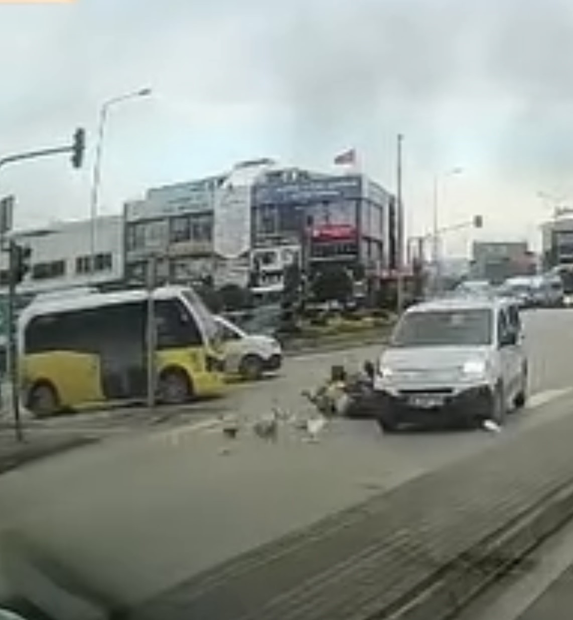 Motosiklet ve otomobil çarpıştı: O anlar kameraya anbean yansıdı