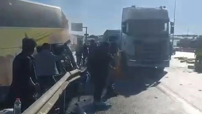 Kuzey Marmara Otoyolu’nda ani fren yapan yolcu otobüsü, TIR ile çarpıştı