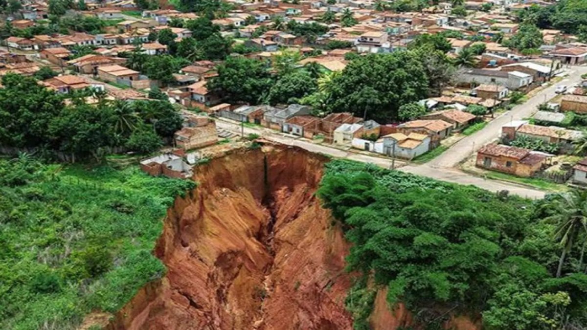 Brezilya’da OHAL ilan edildi! Devasa obruklar yerleşim yerlerini tehdit etti.