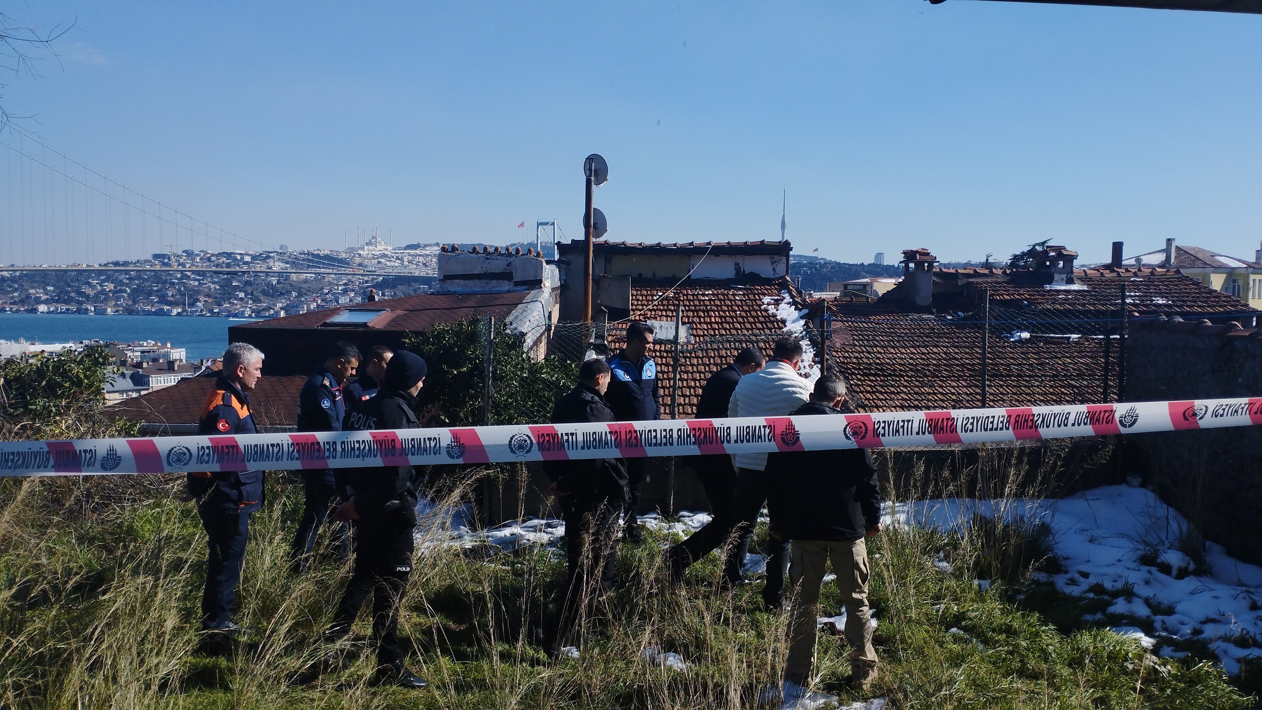 Beşiktaş’ta toprak kayması sonucu 3 ev hasar gördü