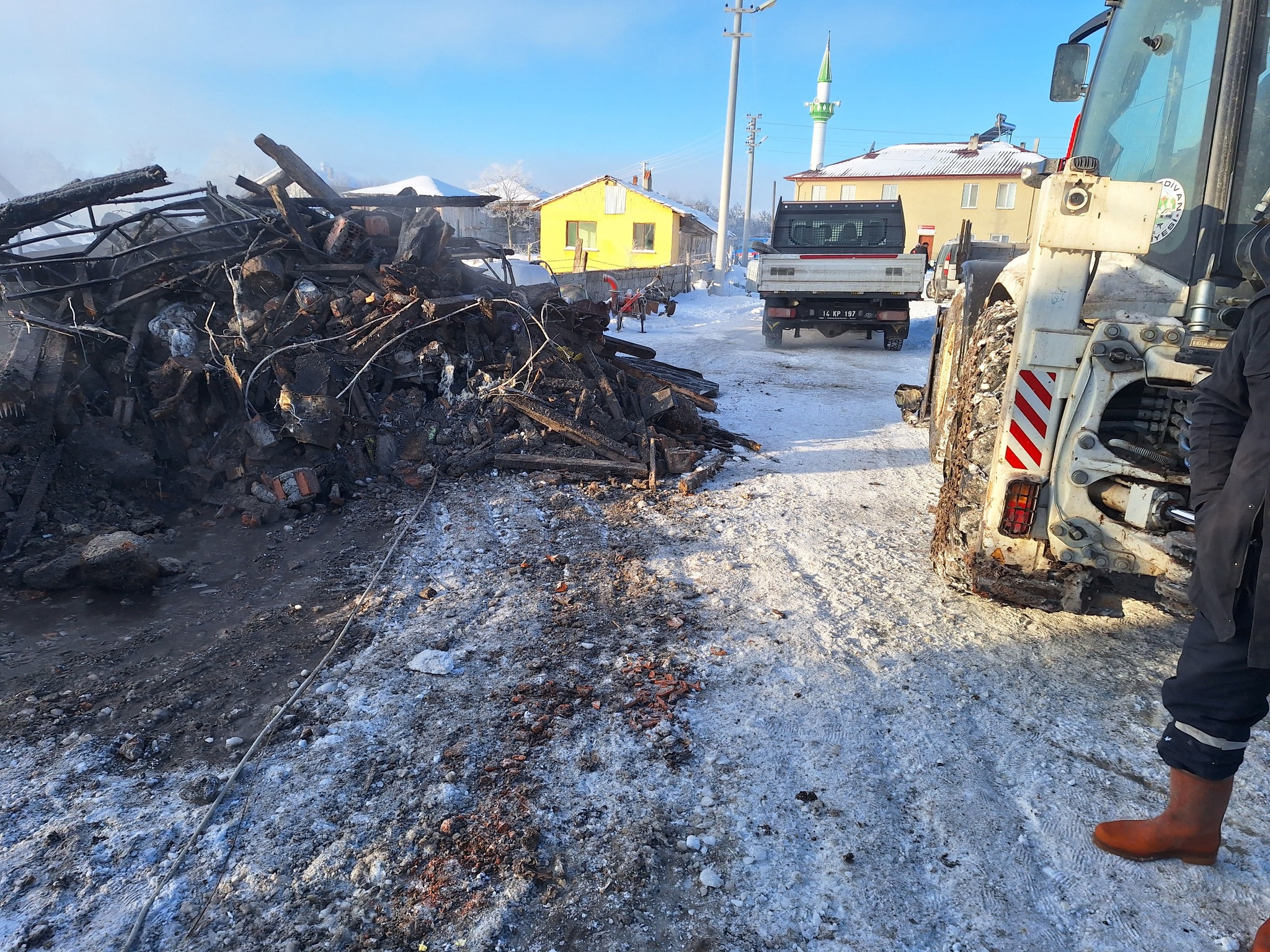 Bolu’da iki katlı ahşap ev küle döndü! Ölü ve yaralı var